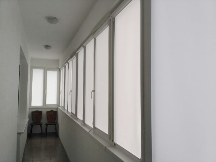 puting blinds sa loggia