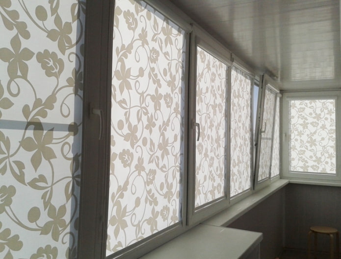 puting roller blinds na may isang pattern sa loggia