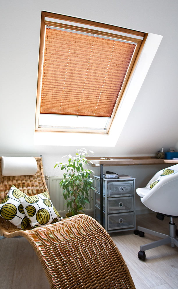 pleated blinds sa bintana ng bubong sa interior