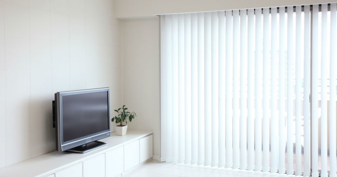 puting plastic blinds