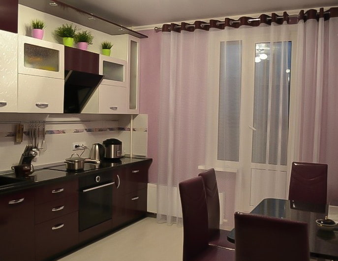 hermosas cortinas blancas en la cocina con tapa marrón