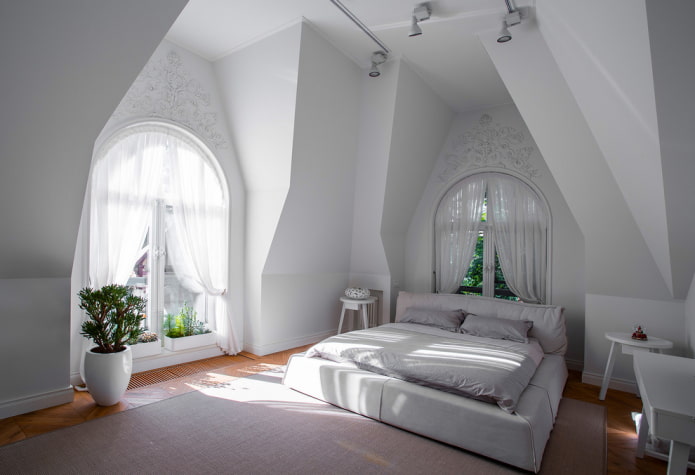 cortinas en ventanas arqueadas en el dormitorio