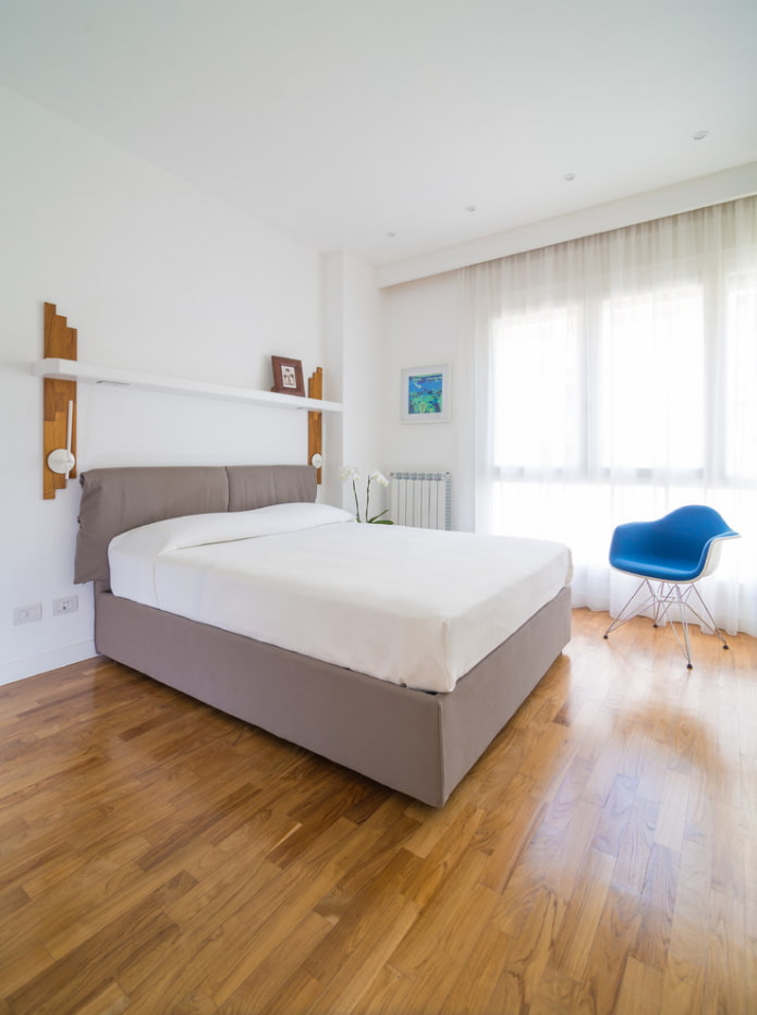 Cortinas blancas en el interior del dormitorio.