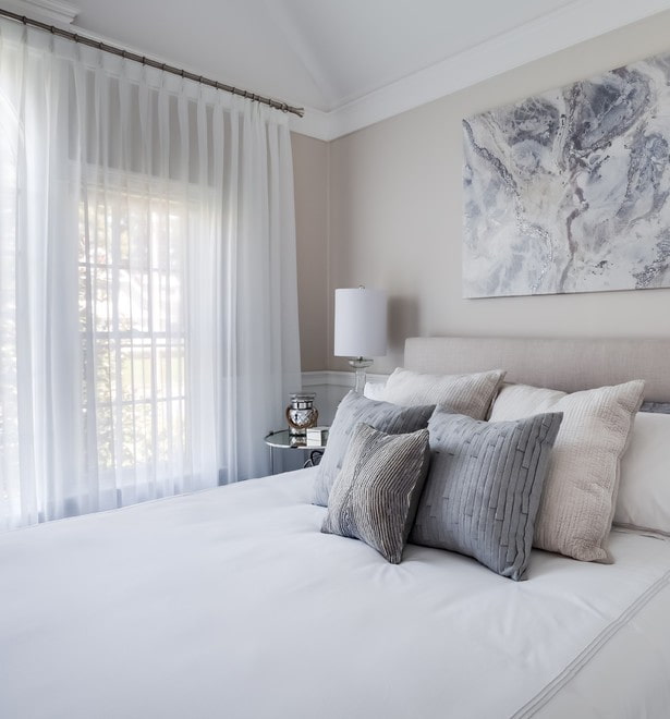 Cortinas blancas en el interior del dormitorio.