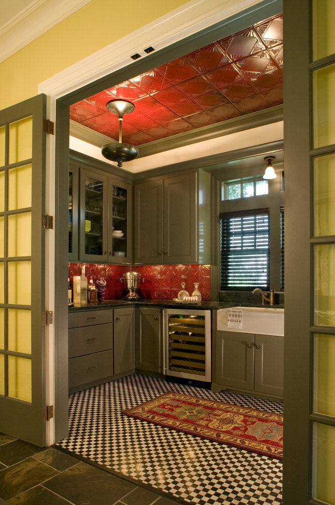 Azulejos brillantes en el interior de la cocina.