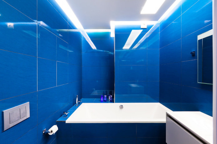 azulejos azules brillantes en el baño