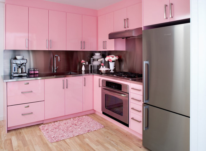 juego de cocina y alfombra en colores rosa