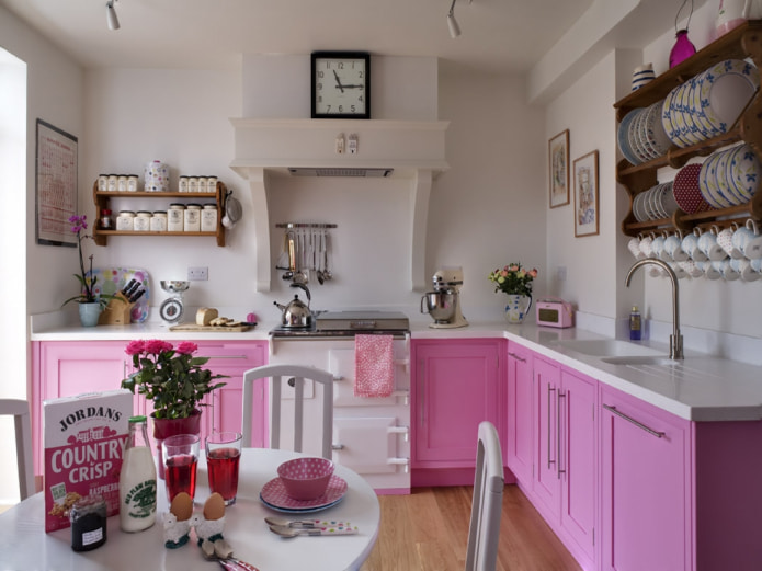 interior de la cocina en colores blanco y rosa