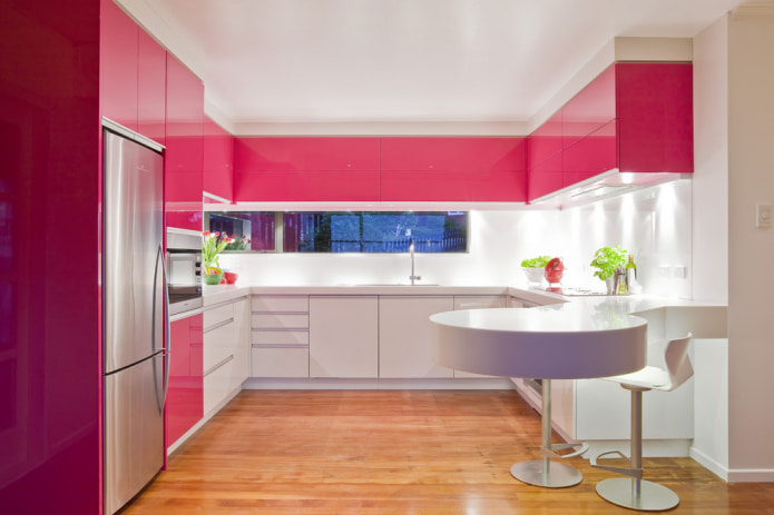 interior de la cocina en colores blanco y rosa