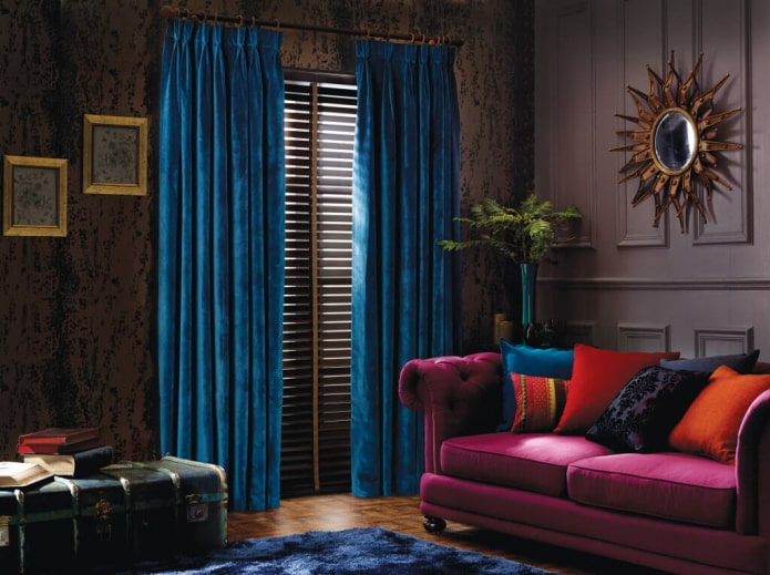 Cortinas de terciopelo azul en el interior.