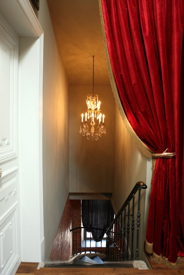 Cortinas de terciopelo rojo en el interior.