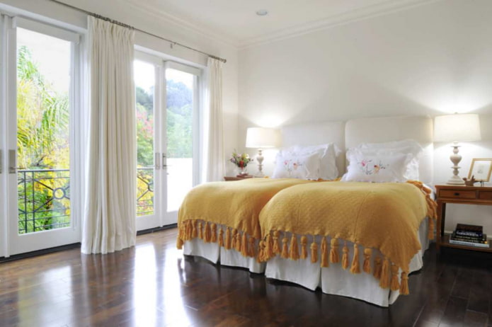 Cortinas de terciopelo blanco en el dormitorio.