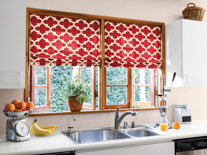 Cortinas romanas borgoña estampadas en la cocina