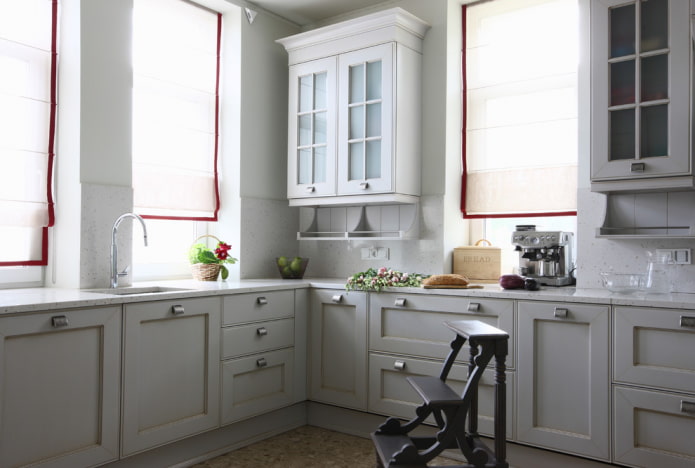 cortinas romanas con ribete en la cocina