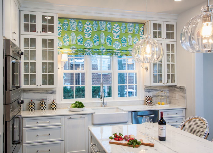 cortinas romanas estampadas en verde en la cocina