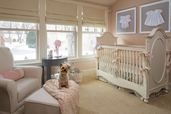 cortinas romanas beige en la guardería