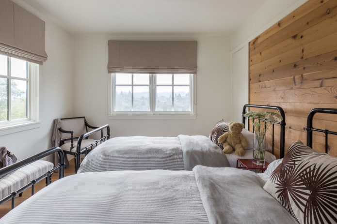 cortinas romanas beige en el dormitorio