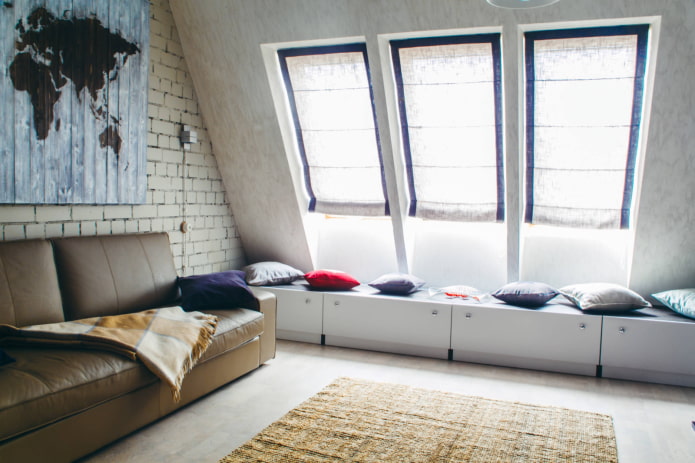 cortinas romanas en ventanas inclinadas