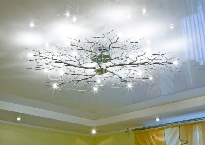 puting kahabaan ng canvas na may chandelier