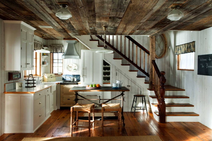 Techo de madera antiguo en la cocina.