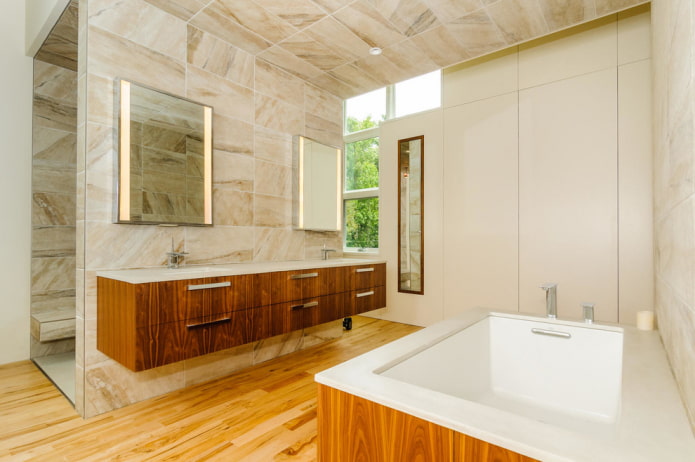 Azulejos de cerámica en el interior del baño.