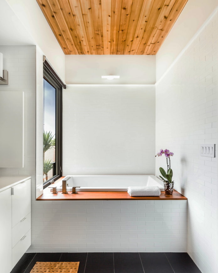 techo de madera en el interior del baño