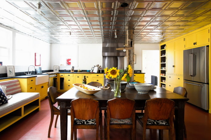 Azulejos en el techo en el interior de la cocina.