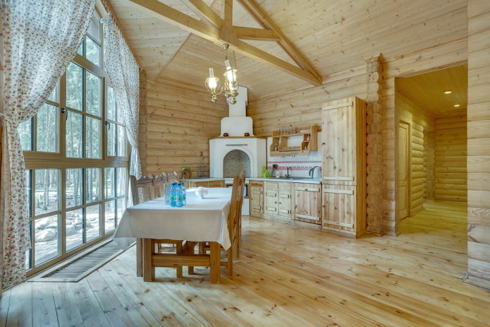 Diseño de techo en el interior de la cocina en una casa de madera.