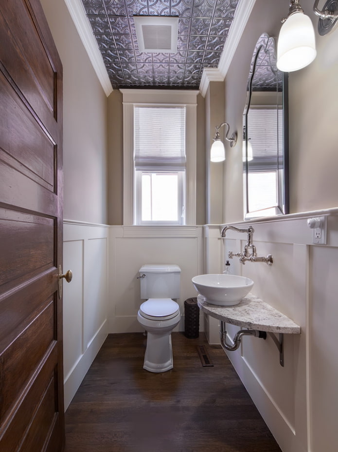 azulejos en el techo del baño