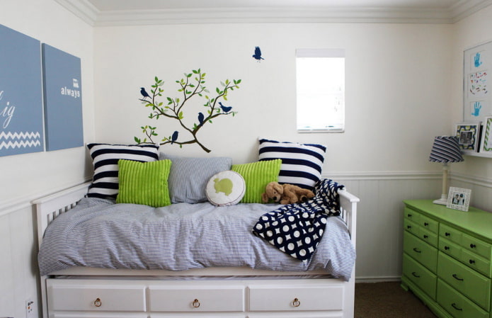 decoración sobre la cama en el interior de la guardería.