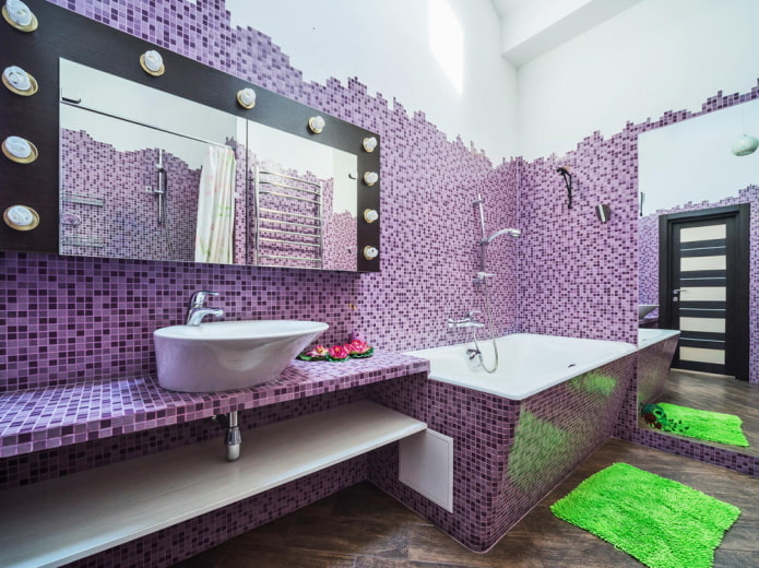 Paredes lilas en el interior del baño.