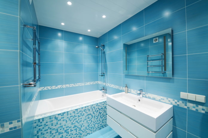 Paredes azules en el interior del baño.