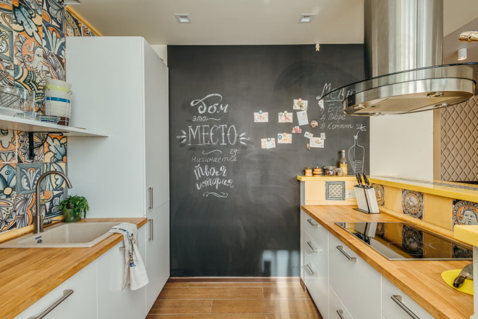 tablero de pizarra en la pared en el interior de la cocina