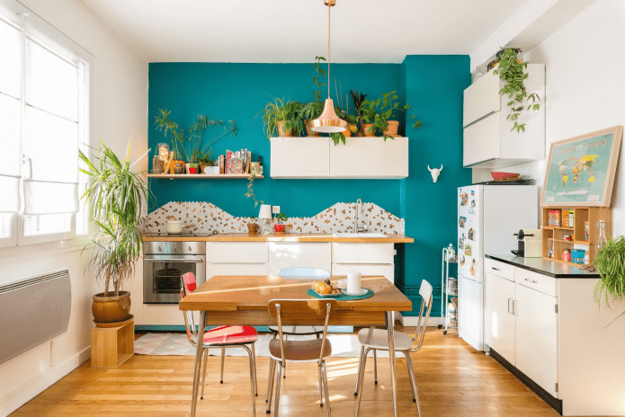 Decoración de pared de acento en el interior de la cocina.