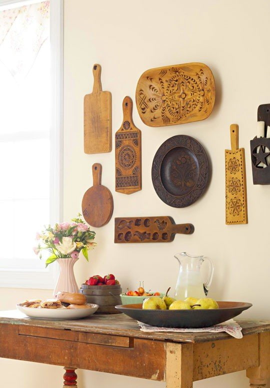 tablas de cortar en la pared de la cocina