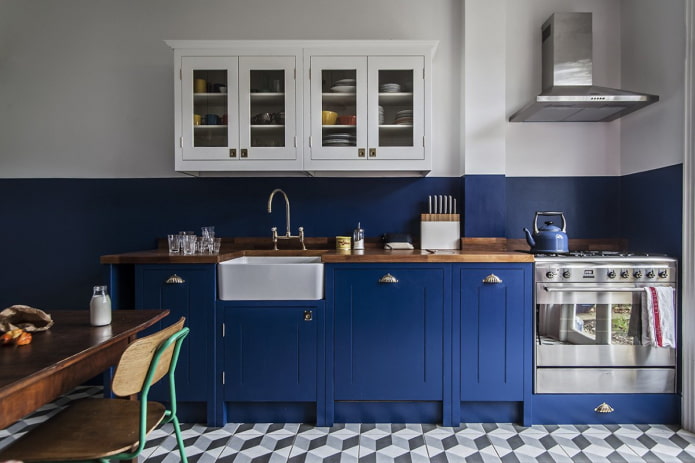 Paredes azules y blancas en el interior de la cocina.