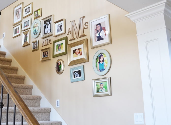 fotos a lo largo de las escaleras en el interior