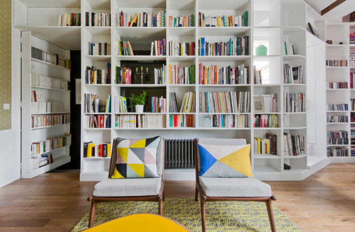 librería en forma de partición en el interior