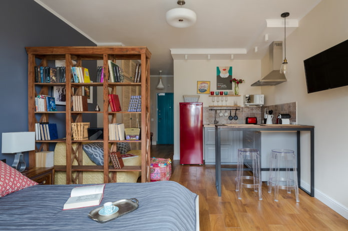 partición en forma de perchero con libros en el interior