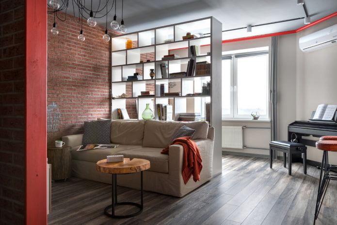 partición en forma de perchero en un interior estilo loft