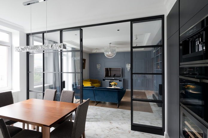 mampara de cristal en el interior de la cocina-salón