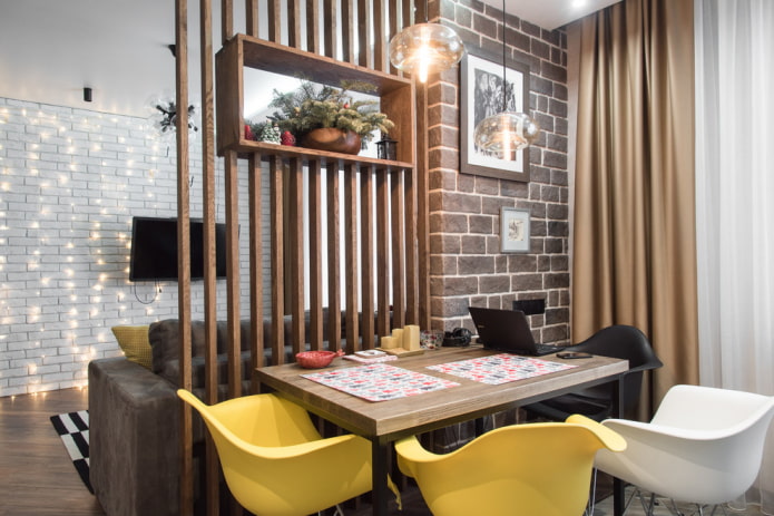 tabique de madera en el interior de la cocina-sala de estar