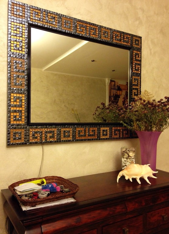 salamin sa isang mosaic frame sa interior