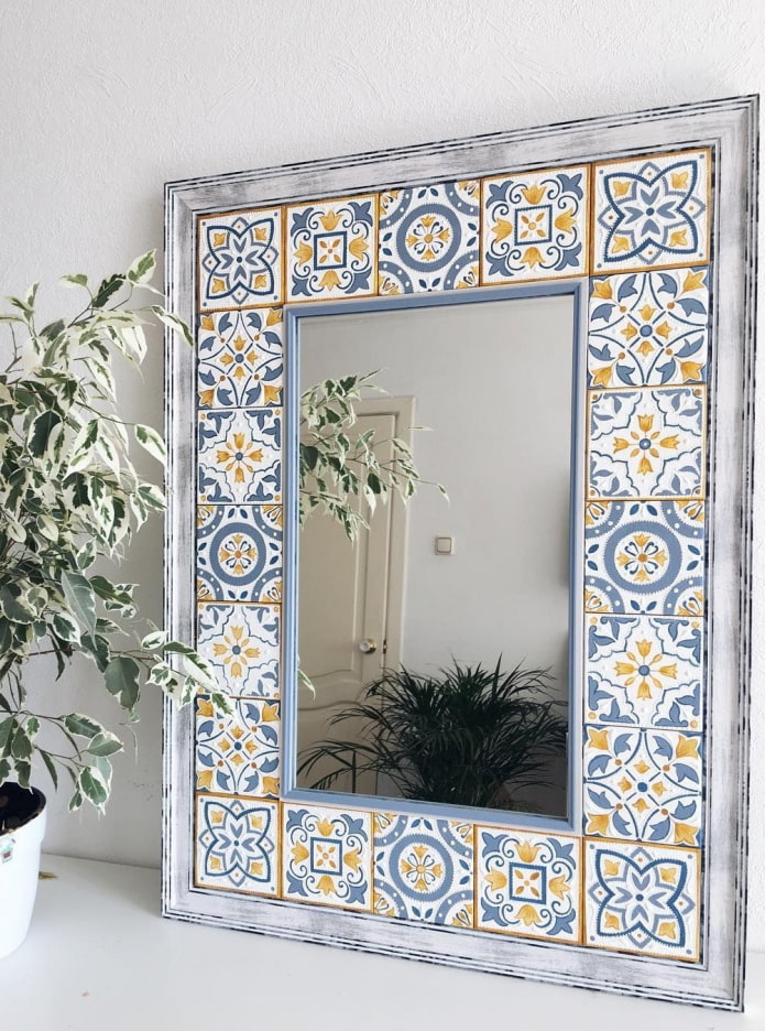 espejo decorado con azulejos