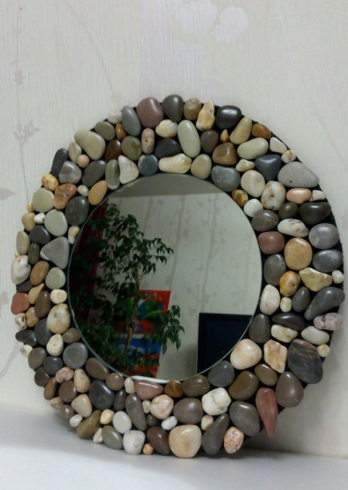 espejo decorado con piedras