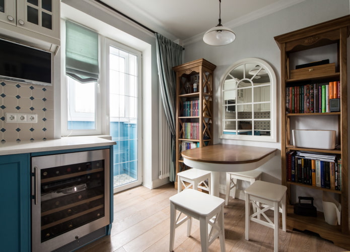 espejo sobre la mesa del comedor en el interior de la cocina