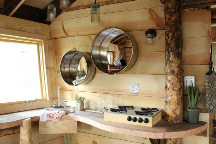 decoración de espejos en el interior de la cocina.