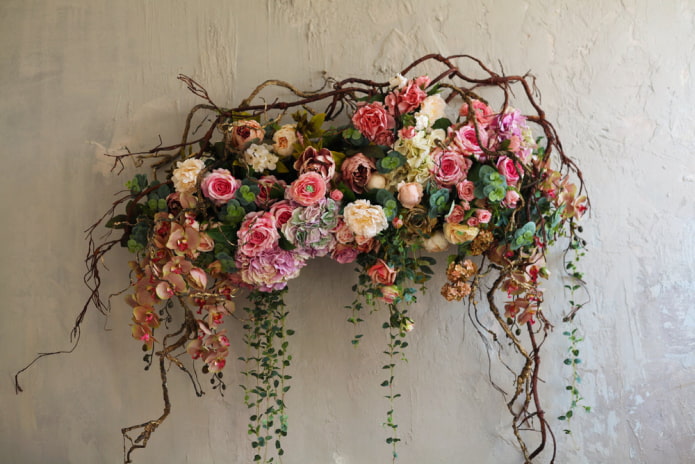 panel de flores en la pared en el interior