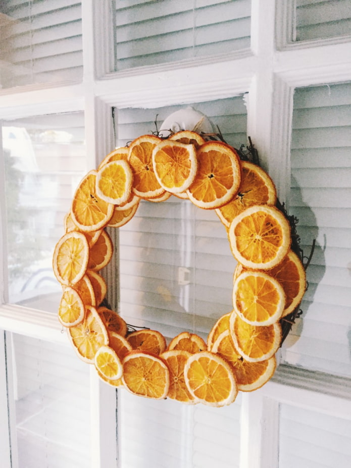 Paneles de comida en la pared del interior.