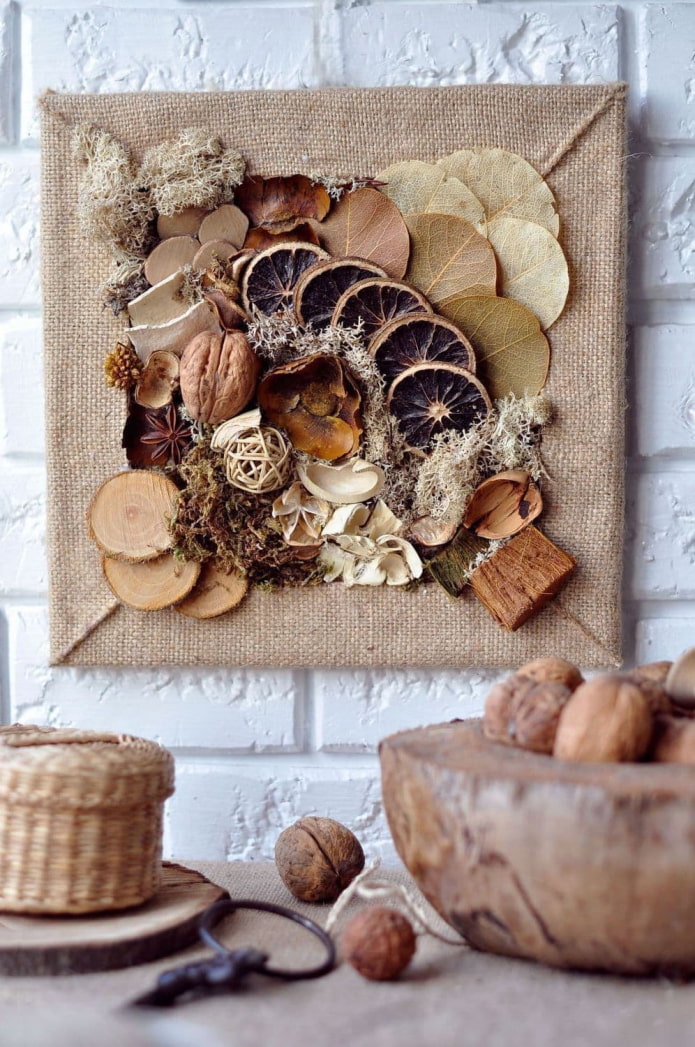 Paneles de comida en la pared del interior.